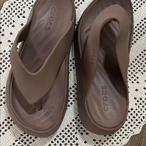 CROCS Women's Getaway flip flop Sandals tan platform size 5 NWOB